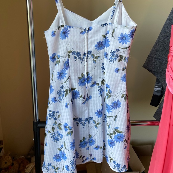 Pretty White Floral Mini Dress - Picture 3 of 5